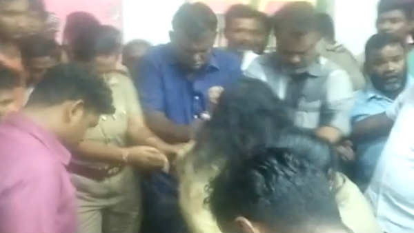 முரண்டு பிடித்தார்
