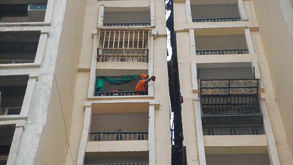 Noida: Body recovered apartment - Lawyer found dead Noida: Body recovered apartment - Lawyer found dead