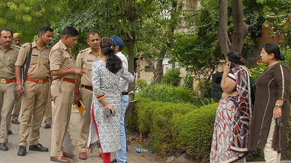 Noida: Body recovered apartment - Lawyer found dead Noida: Body recovered apartment - Lawyer found dead