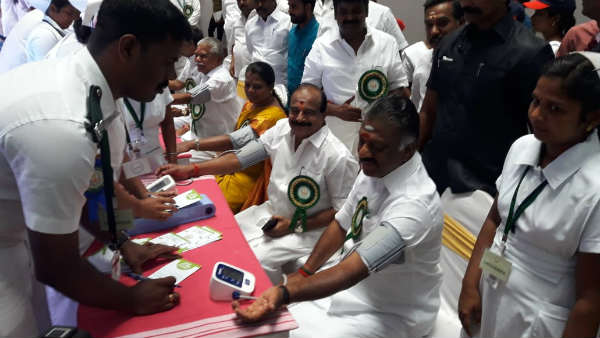 584 appointment orders for medical officers; Chief Minister Palanisamy Presented 584 appointment orders for medical officers; Chief Minister Palanisamy Presented