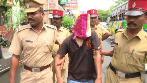 west bengal thief catched by people after robbery gold chain from women in puducherry west bengal thief catched by people after robbery gold chain from women in puducherry