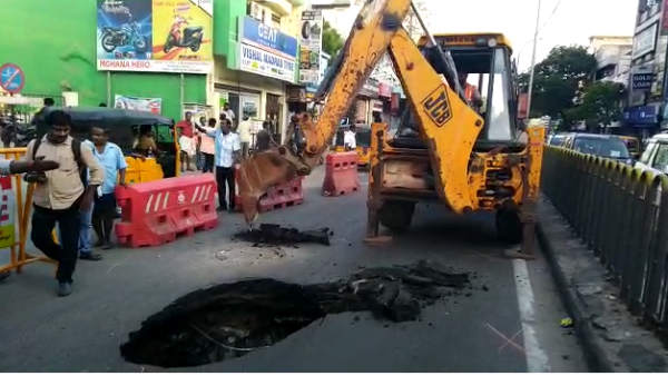 A sudden groove of about 10 feet depth is found on the road in rayapuram , chennai A sudden groove of about 10 feet depth is found on the road in rayapuram , chennai
