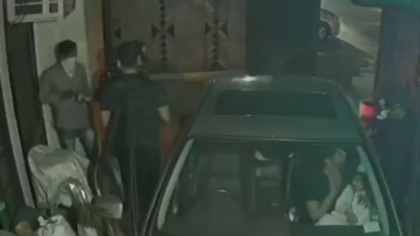 couple robbed at gunpoint by three masked miscreants at the parking of their residence in Delhi couple robbed at gunpoint by three masked miscreants at the parking of their residence in Delhi