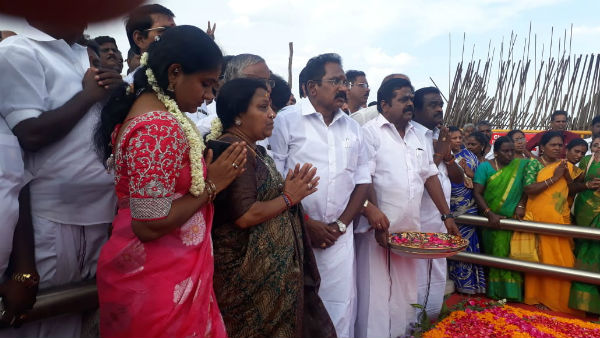கண்ணீர் மல்க
