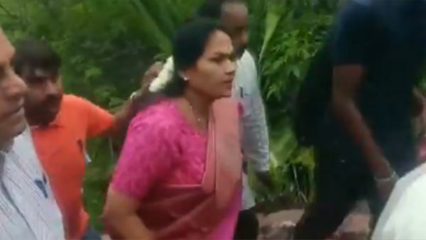 BJP Karnataka MP, Shobha Karandlaje climbs 1001 steps of Sri Chamundeshwari Devi Temple BJP Karnataka MP, Shobha Karandlaje climbs 1001 steps of Sri Chamundeshwari Devi Temple
