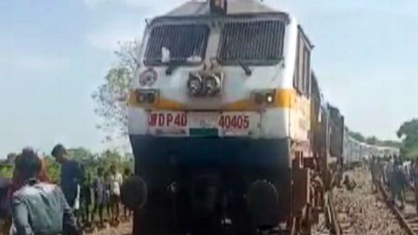 Jan Shatabdi Express train derails; There was no loss of life. Jan Shatabdi Express train derails; There was no loss of life.