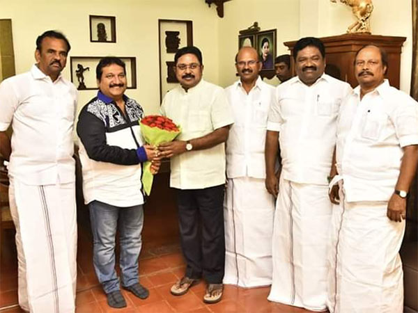 பாடகர் மனோ