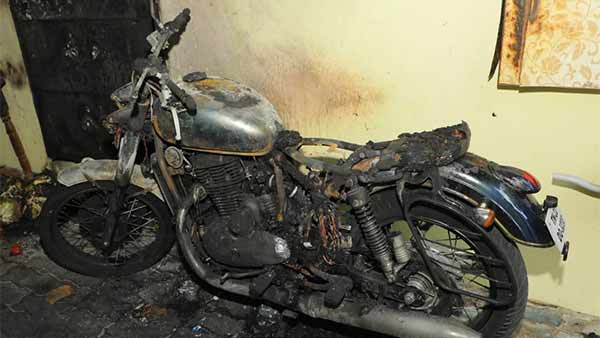 Two bikes fire near Chennai by mysterious people Two bikes fire near Chennai by mysterious people
