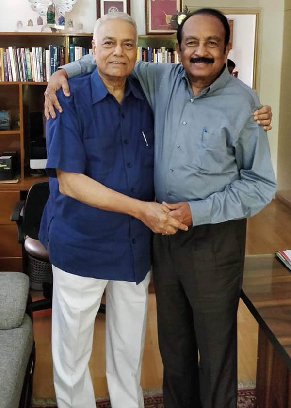 Vaiko meets LK Advani Vaiko meets LK Advani