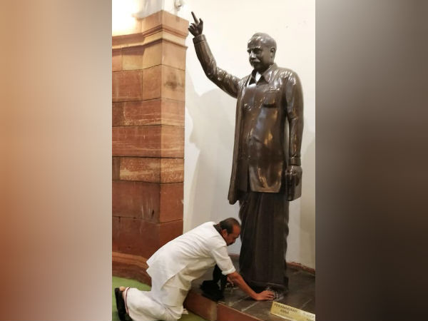 அண்ணா சிலை பாதம் தொட்டு
