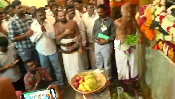 வாசலில் படுக்கை