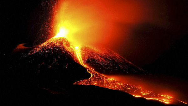 Mount Edna volcano that erupted on the island of Sicily .. Closure of 2 major airports Mount Edna volcano that erupted on the island of Sicily .. Closure of 2 major airports