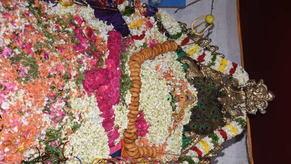 நாலயிரம்மனுக்கு புஷ்பாஞ்சலி