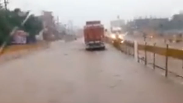 Heavy water logged in Chennai- Bangalore National Highway Heavy water logged in Chennai- Bangalore National Highway