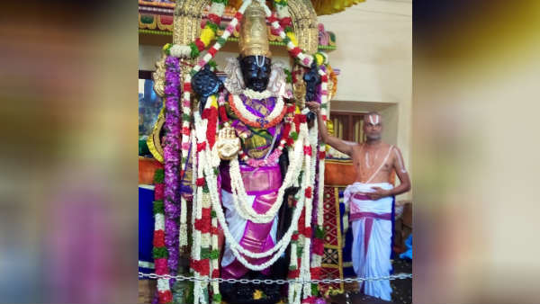 வண்ண வண்ண பட்டில் ஜொலித்த அத்திவரதர்