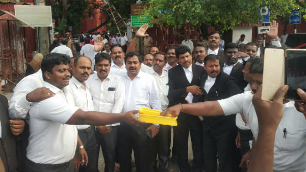 DMK party workers starting to celebrate over Vellore Lok Sabha election DMK party workers starting to celebrate over Vellore Lok Sabha election