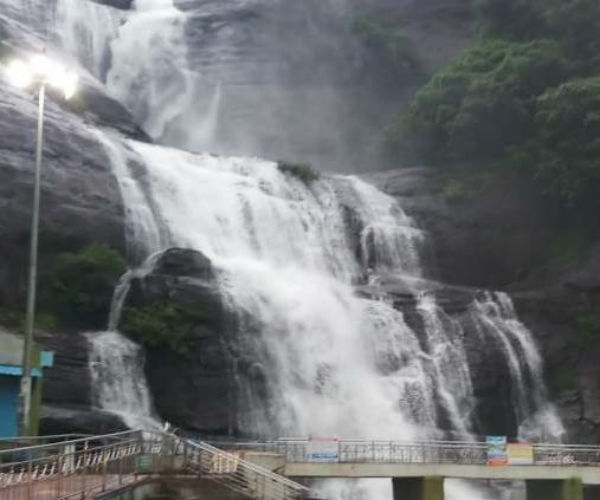 tourists throng courtallam falls tourists throng courtallam falls