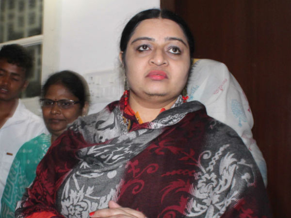 விலகிய தீபா