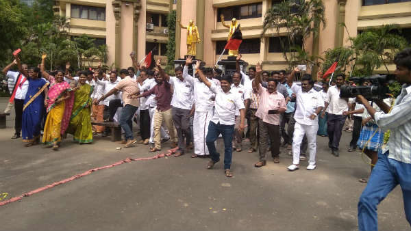 DMK party workers starting to celebrate over Vellore Lok Sabha election DMK party workers starting to celebrate over Vellore Lok Sabha election