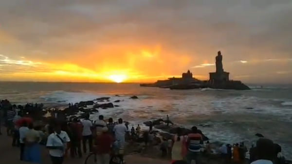 clear sun rise makes tourists happy in kanyakumari clear sun rise makes tourists happy in kanyakumari