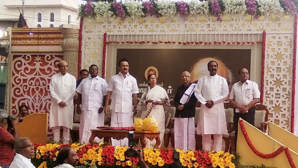 Statue of Karunanidhi opened in Chennai Murasoli office by Mamata Banerjee Statue of Karunanidhi opened in Chennai Murasoli office by Mamata Banerjee