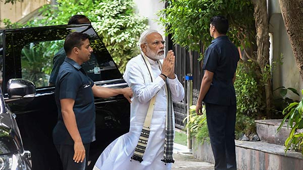 நாடு திரும்பினார்