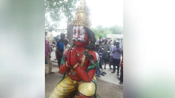 Unknown mob put slipper garland to Muniyappa god Unknown mob put slipper garland to Muniyappa god