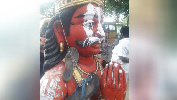 Unknown mob put slipper garland to Muniyappa god Unknown mob put slipper garland to Muniyappa god