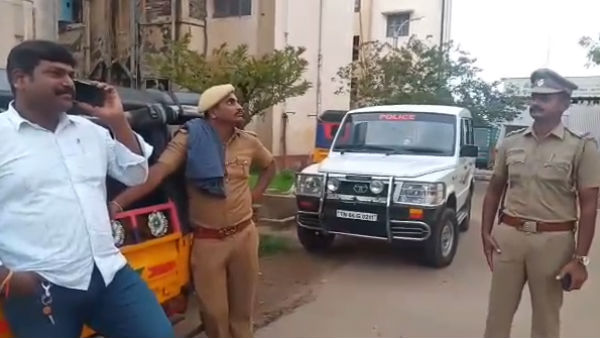 யார் இருக்கிறார்கள்