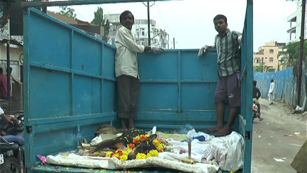 nizamabad people gives last respect to died dog and Buried nizamabad people gives last respect to died dog and Buried