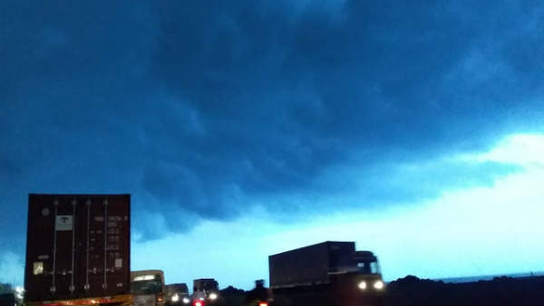 Chennai: Heavy rain in many areas with strong wind Chennai: Heavy rain in many areas with strong wind