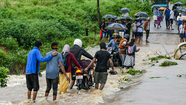 ரெஸ்ட் எடுக்காமல் வெளுக்கும் மழை.. வெள்ளக்காடான கர்நாடகம், கேரளம்.. இருக்காம்.. இன்னும் இருக்காம்! 