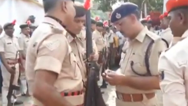 Rifles fail to fire during the state funeral of former CM Jagannath Mishra Rifles fail to fire during the state funeral of former CM Jagannath Mishra