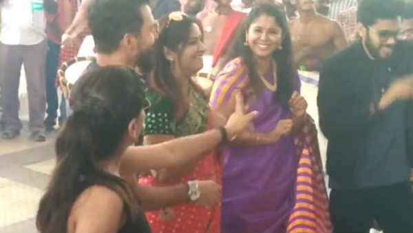 மேடை பிரமாண்டமாக