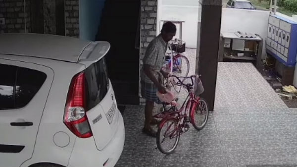 CCTV footage about cycle theft near Erode CCTV footage about cycle theft near Erode