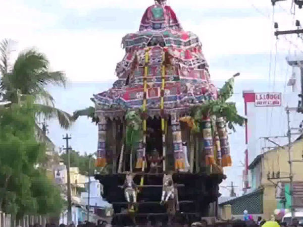 தேரில் வலம் வரும் சுவாமி அம்பாள்