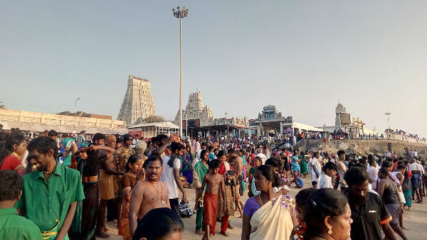 சிவப்பு சாத்தி கோலம்