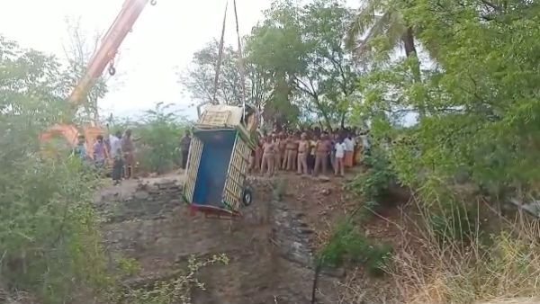 8 killed, mini van fallen into well in trichy 8 killed, mini van fallen into well in trichy