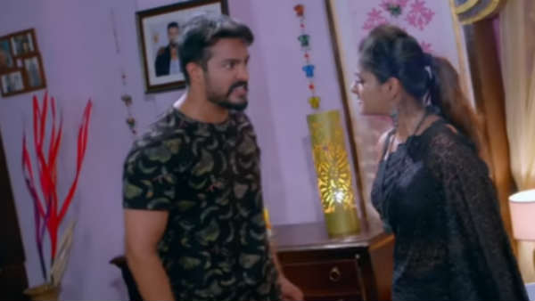 சண்முகத்தின் முகத்தருகே