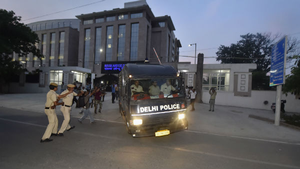 நீல நிற பேருந்து