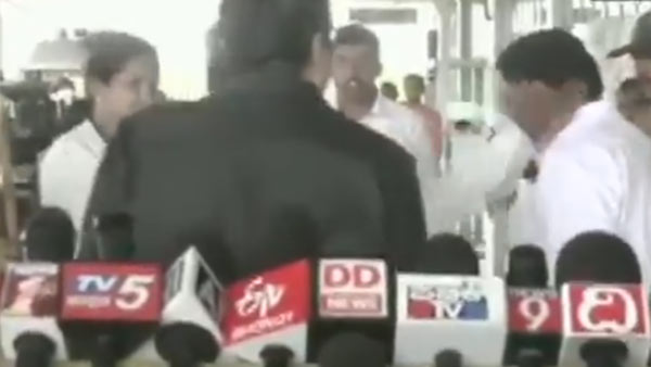 Former CM Siddaramaiah explains why he slaps his aide in Mysuru Airport Former CM Siddaramaiah explains why he slaps his aide in Mysuru Airport