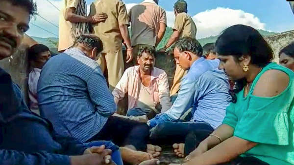 61 missing as boat capsizes Godavari River in East Godavari district 61 missing as boat capsizes Godavari River in East Godavari district