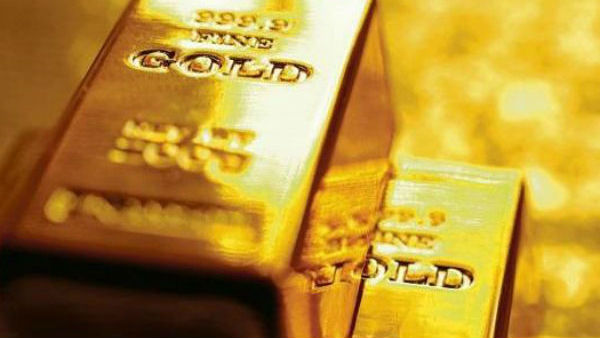 Gold prices hit new life-time high as rupee tumbles and economy slowdown Gold prices hit new life-time high as rupee tumbles and economy slowdown
