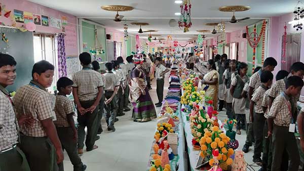 handicrafts exhibition held in karaukudi school handicrafts exhibition held in karaukudi school