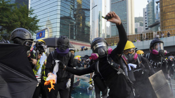 HongKong protestors involve in violence HongKong protestors involve in violence