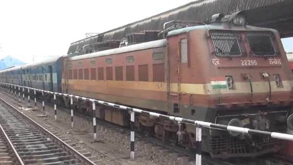 jewells and cash stolen in running train jewells and cash stolen in running train