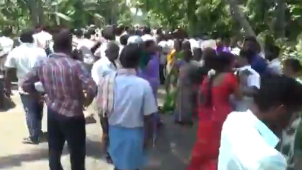 வழிமறித்த கும்பல்