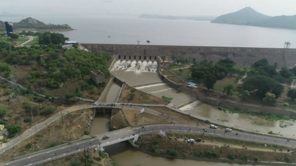 கரைபுரண்டு ஓடும் வெள்ளம்