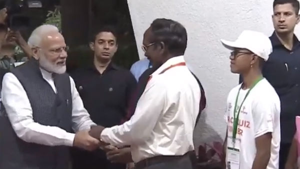 வெளியேறிய மோடி