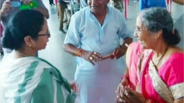 West Bengal CM Mamata Banerjee met PM Modis wife at the Kolkata airport West Bengal CM Mamata Banerjee met PM Modis wife at the Kolkata airport